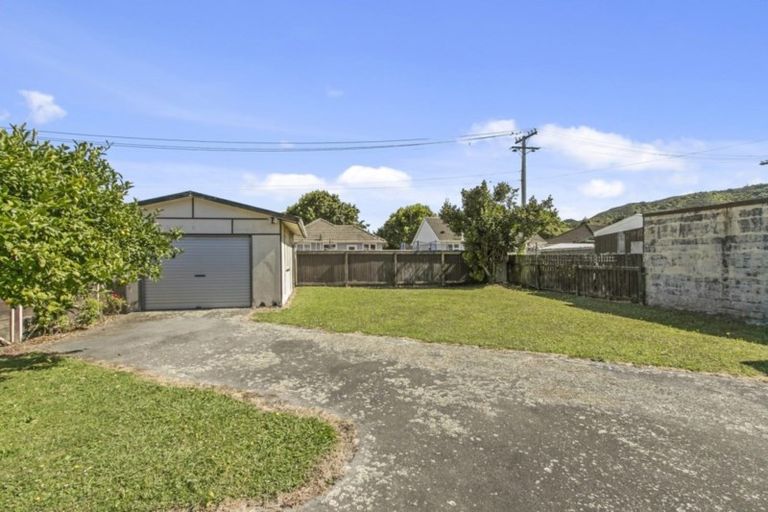 Photo of property in 35 Hewer Crescent, Naenae, Lower Hutt, 5011