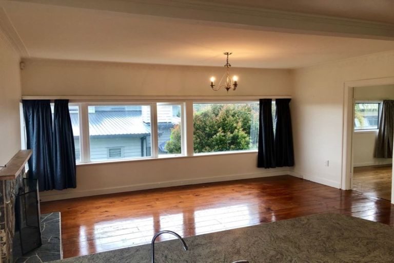 Photo of property in 1/236 East Coast Road, Forrest Hill, Auckland, 0620