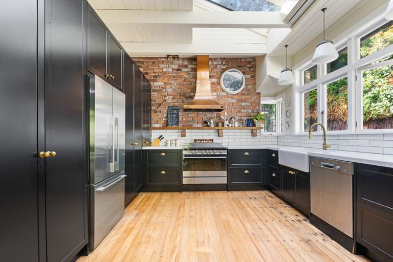 Photo of property in 353 Devon Street West, Lynmouth, New Plymouth, 4310