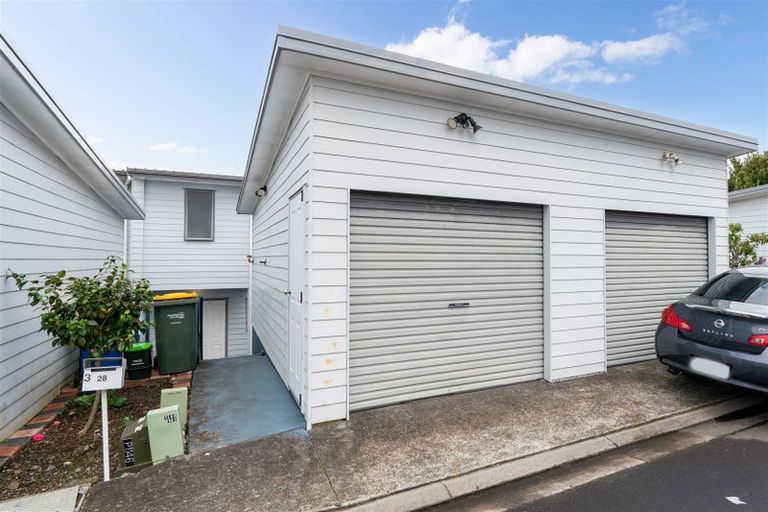 Photo of property in 28/3 Hulme Place, Henderson, Auckland, 0612