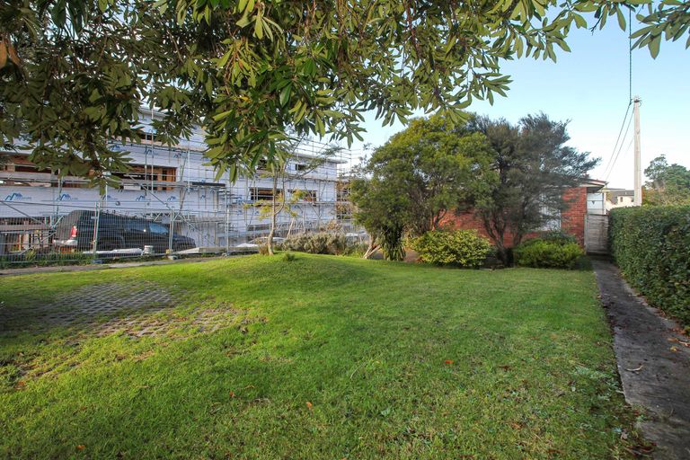Photo of property in 1 Coronation Road, Hillcrest, Auckland, 0627