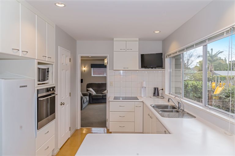 Photo of property in 2/26 Elliott Avenue, Bayview, Auckland, 0629