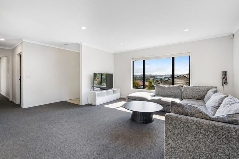 Photo of property in 15 Black Teal Close, Unsworth Heights, Auckland, 0632