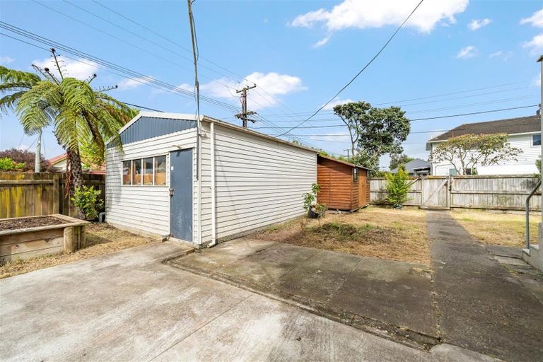 Photo of property in 104 Whites Line East, Waiwhetu, Lower Hutt, 5010