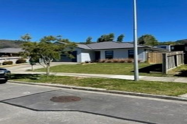 Photo of property in 13 Poppy Watts Grove, Stokes Valley, Lower Hutt, 5019