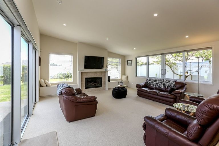 Photo of property in 5 Gleneagles Way, Waiwhakaiho, New Plymouth, 4312