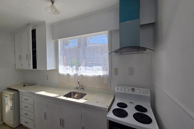 Photo of property in 2/7 Sylvan Crescent, Te Atatu South, Auckland, 0610