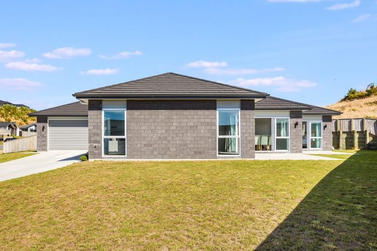 Photo of property in 65 Queen Charlotte Drive, Aotea, Porirua, 5024