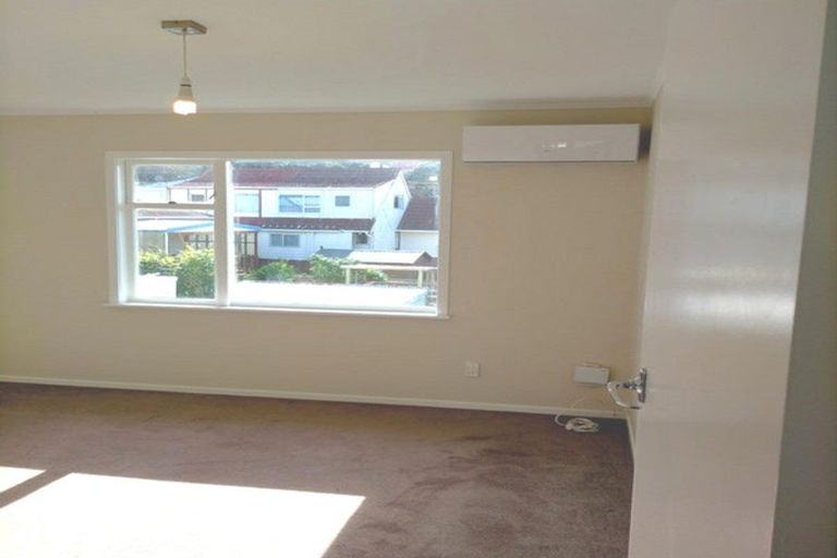 Photo of property in 2/139 Queens Drive, Lyall Bay, Wellington, 6022