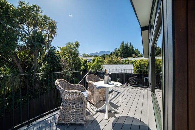 Photo of property in 18 Poplar Drive, Kelvin Heights, Queenstown, 9300