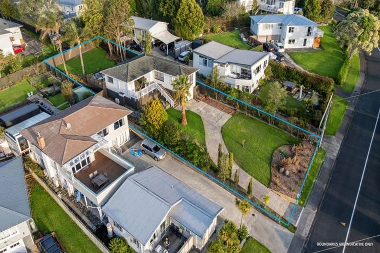 Photo of property in 19 Highland Avenue, Titirangi, Auckland, 0604