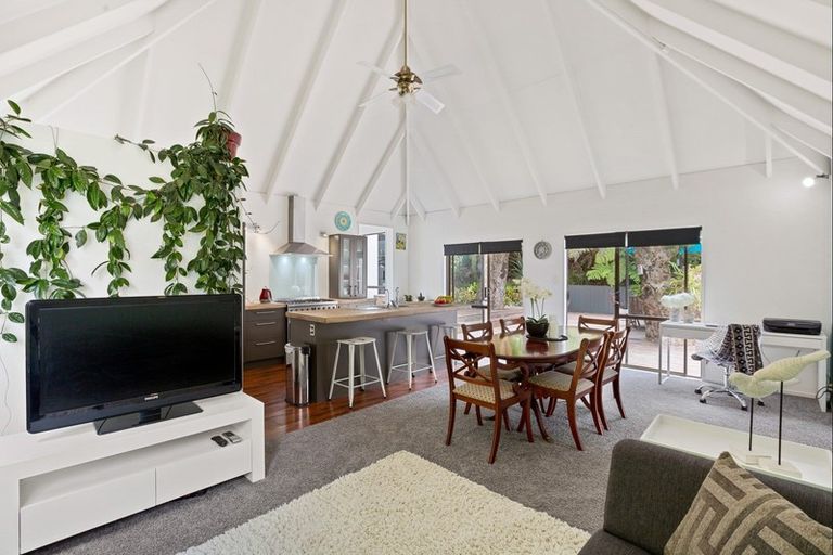 Photo of property in 38 Glenelg Road, Red Beach, 0932