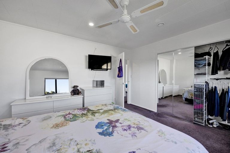 Photo of property in 14 Sequoia Grove, Merrilands, New Plymouth, 4312