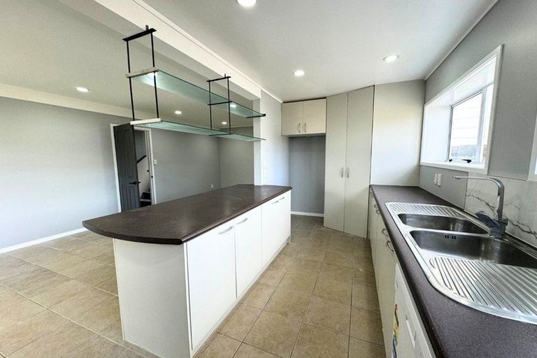Photo of property in 9 Woodhouse Place, West Harbour, Auckland, 0618