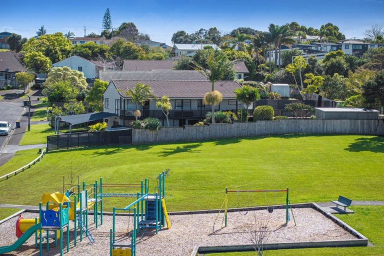 Photo of property in 15 Leiden Place, Totara Vale, Auckland, 0629