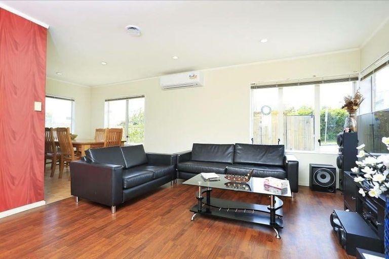 Photo of property in 2 Kelman Road, Kelston, Auckland, 0602