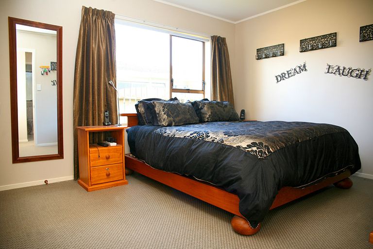 Photo of property in 2/1 Glengowan Place, Conifer Grove, Takanini, 2112