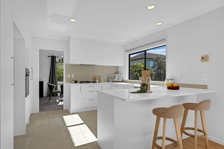 Photo of property in 26 Thornbury Crescent, East Tamaki Heights, Auckland, 2016