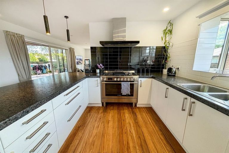 Photo of property in 35 Pinehurst Crescent, Russley, Christchurch, 8042