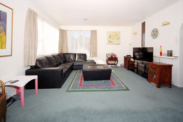 Photo of property in 22 Sequoia Place, Sunnynook, Auckland, 0620