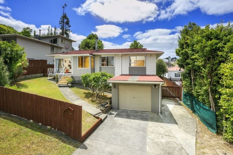 Photo of property in 16 Lavery Place, Sunnynook, Auckland, 0632