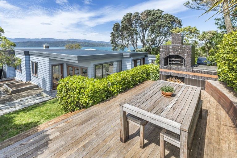 Photo of property in 22 Tai Paku Paku Road, Karaka Bays, Wellington, 6022