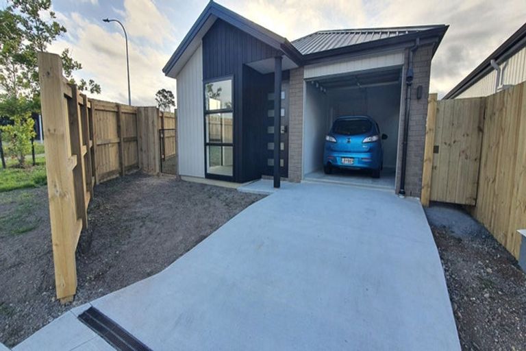 Photo of property in 33 Red Hills Road, Massey, Auckland, 0614