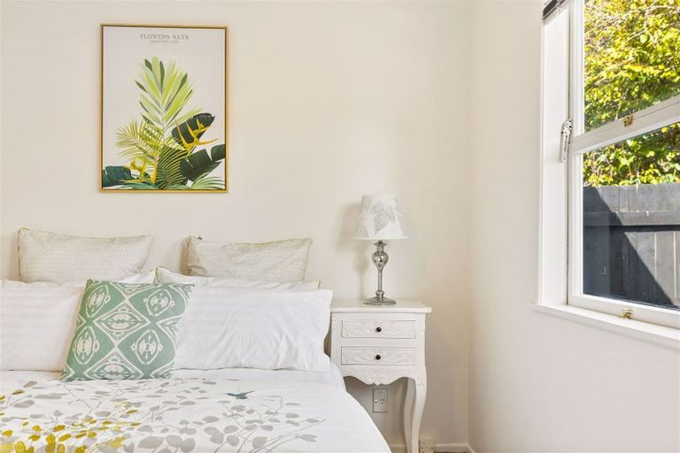 Photo of property in 2 Talavera Place, Te Atatu South, Auckland, 0602