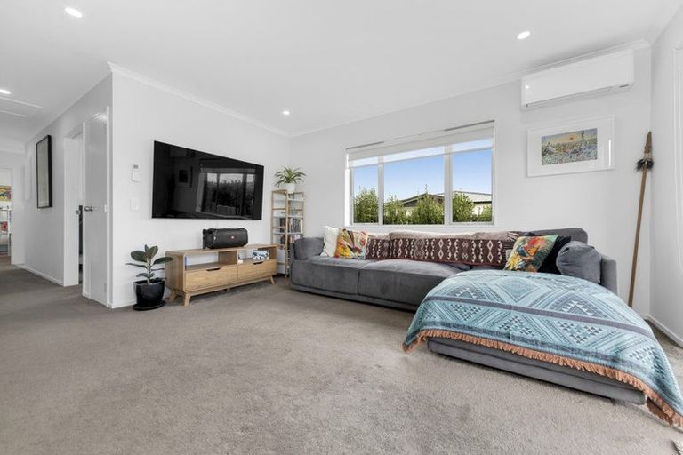 Photo of property in 30 Whareatua Avenue, Takanini, 2112