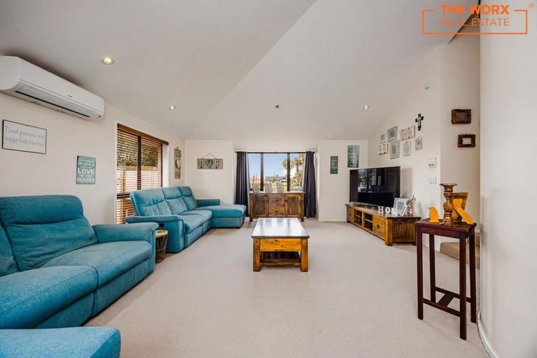 Photo of property in 22 Gillard Place, Eastern Beach, Auckland, 2012