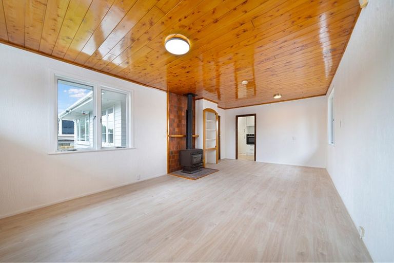 Photo of property in 19 Cobham Crescent, Kelston, Auckland, 0602