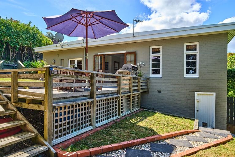 Photo of property in 1 Victory Crescent, Tawa, Wellington, 5028