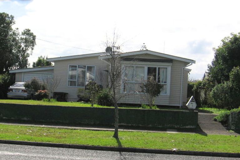 Photo of property in 1 Yeovil Road, Te Atatu Peninsula, Auckland, 0610