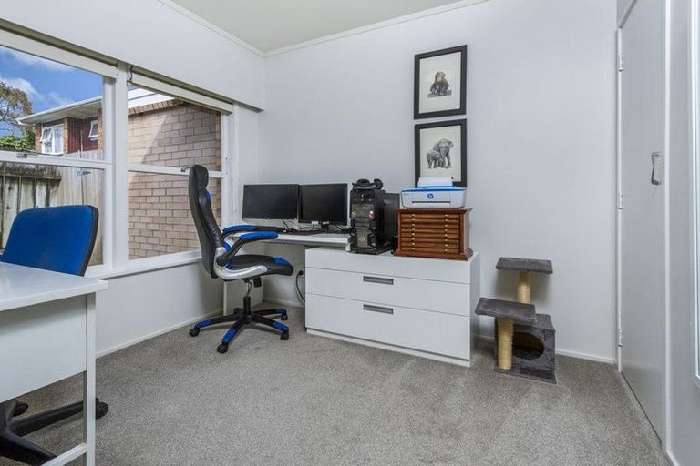 Photo of property in 2/8 Wykeham Place, Glenfield, Auckland, 0629