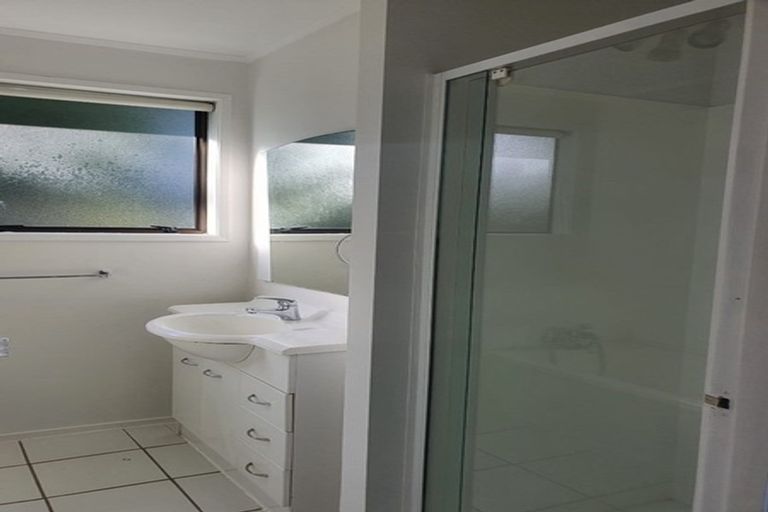 Photo of property in 9 Fitzherbert Avenue, West Harbour, Auckland, 0618