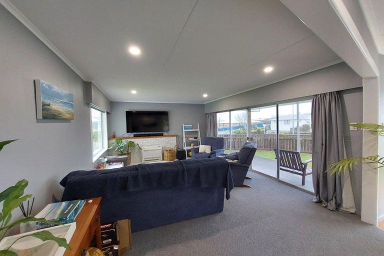 Photo of property in 8 Riversdale Drive, Merrilands, New Plymouth, 4312