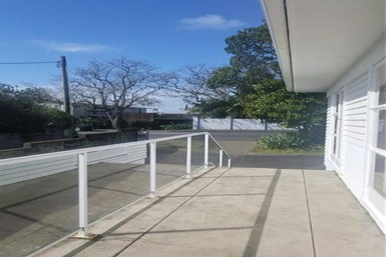 Photo of property in 292 Hurstmere Road, Takapuna, Auckland, 0622