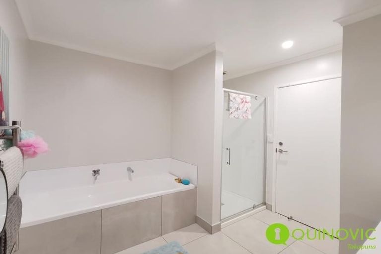Photo of property in 52 Te Oneroa Way, Long Bay, Auckland, 0630