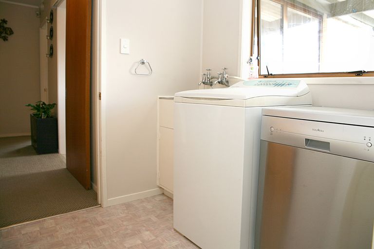 Photo of property in 2/1 Glengowan Place, Conifer Grove, Takanini, 2112