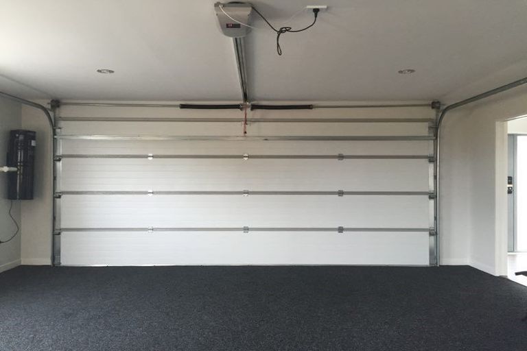 Photo of property in 615 Glenfield Road, Totara Vale, Auckland, 0629