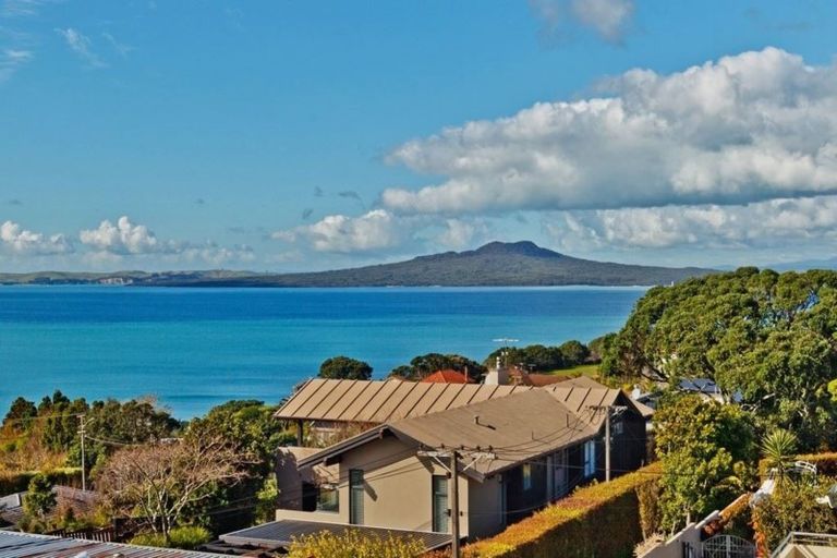 Photo of property in 2/89 Aberdeen Road, Castor Bay, Auckland, 0620