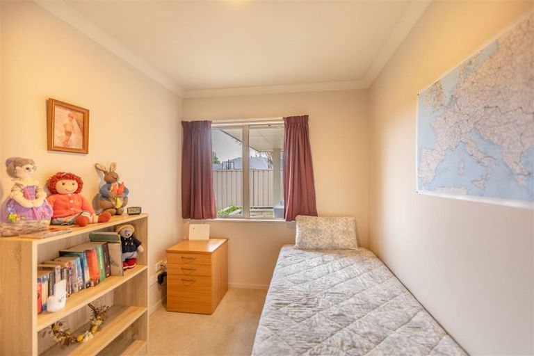 Photo of property in 2 Arthur Close, Clive, 4102