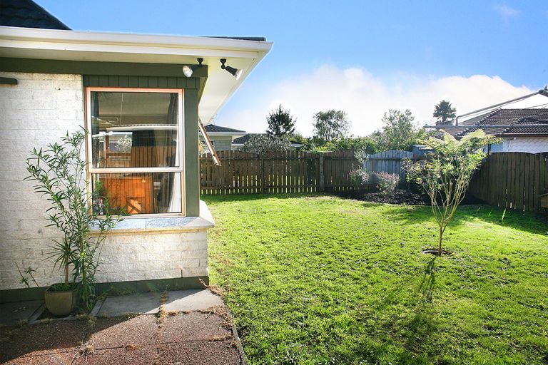 Photo of property in 2/1 Glengowan Place, Conifer Grove, Takanini, 2112