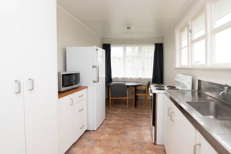 Photo of property in 18 Montrose Place, Takaro, Palmerston North, 4412