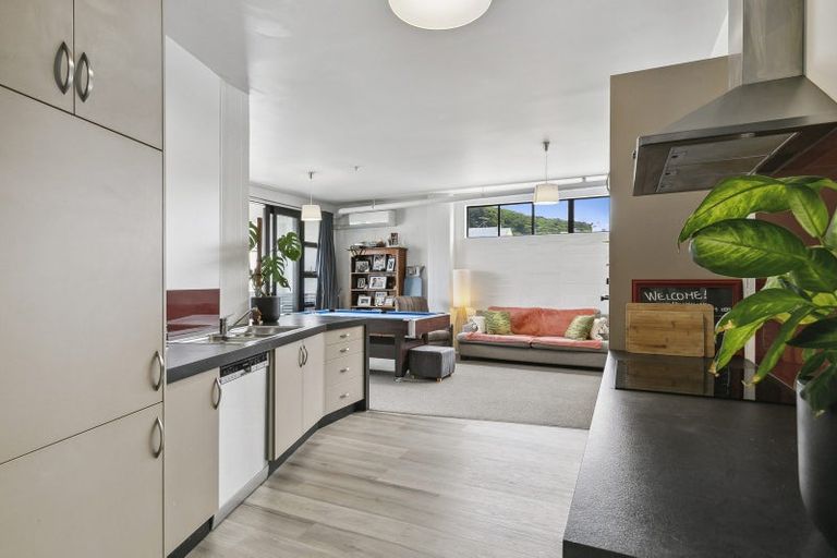 Photo of property in Endeavour Apartments, 18/125 Thorndon Quay, Pipitea, Wellington, 6011