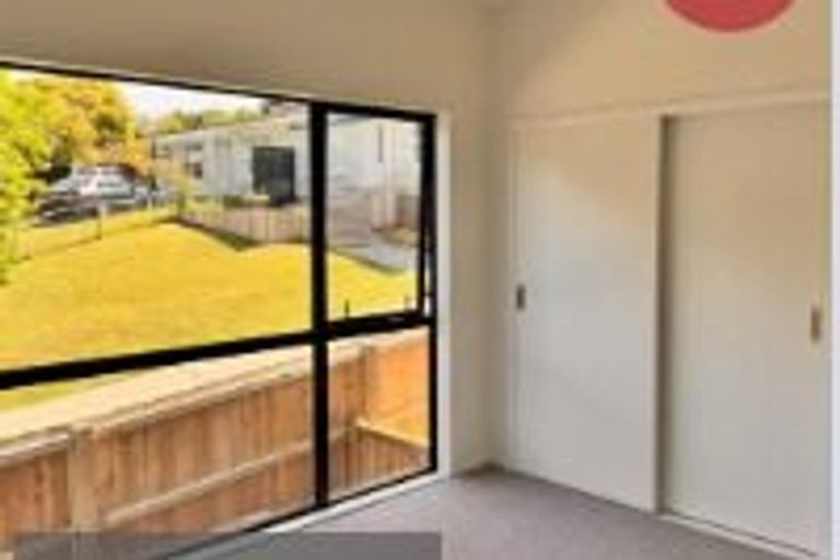 Photo of property in 24e Gladys Avenue, Glenfield, Auckland, 0629