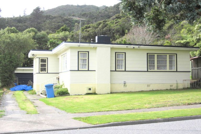 Photo of property in 77 Horoeka Street, Stokes Valley, Lower Hutt, 5019
