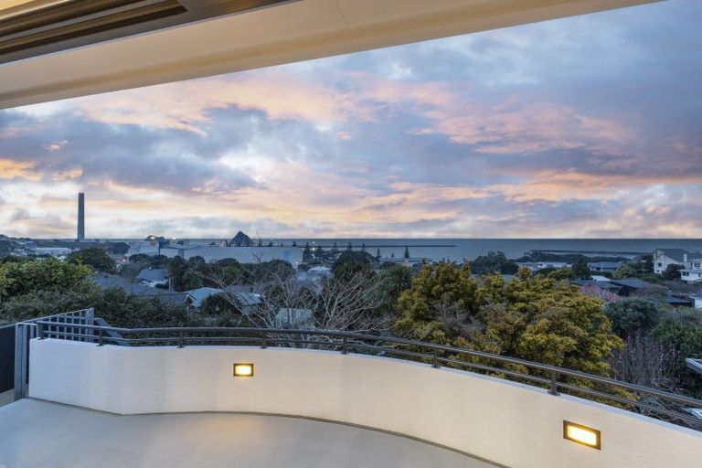 Photo of property in 23 Peace Avenue, Moturoa, New Plymouth, 4310