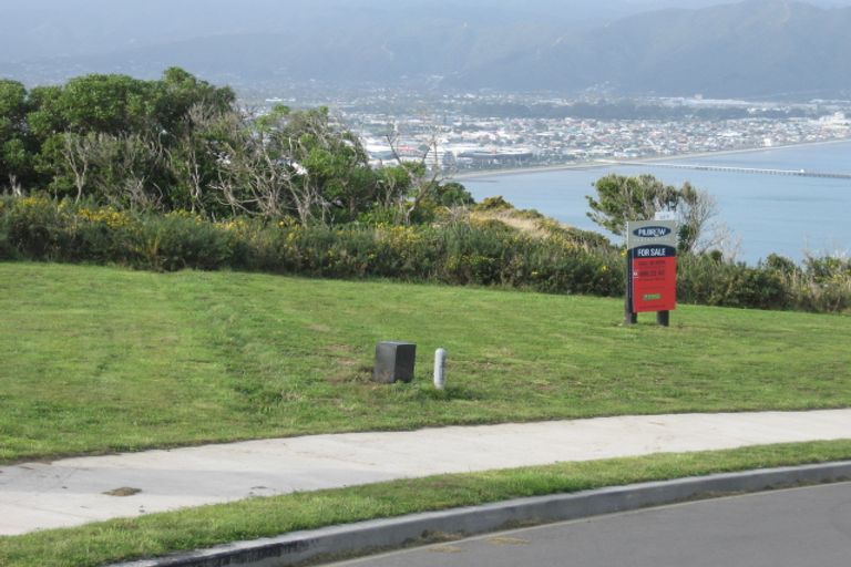 Photo of property in 10 Bendigo Grove, Newlands, Wellington, 6037