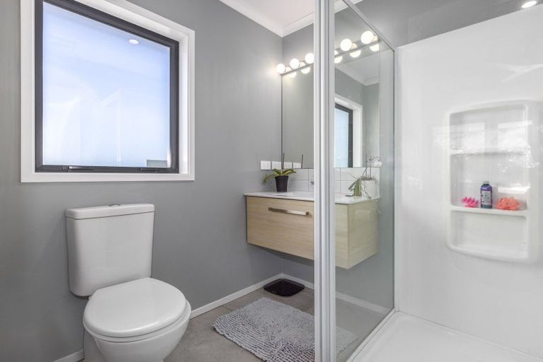 Photo of property in 2 Roundhouse Close, Whitby, Porirua, 5024